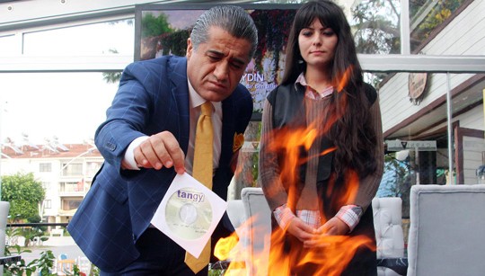 Турецкий певец сжигает клип в ответ на санкции России