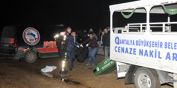 17-летнюю девушку вытолкнули на ходу из машины в Анталии