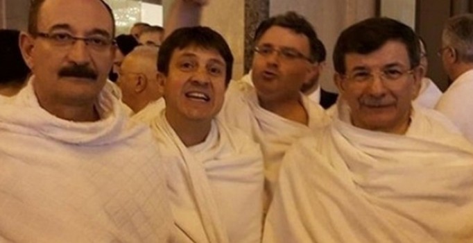 Давутоглу вместе с министрами совершил умру в Мекке