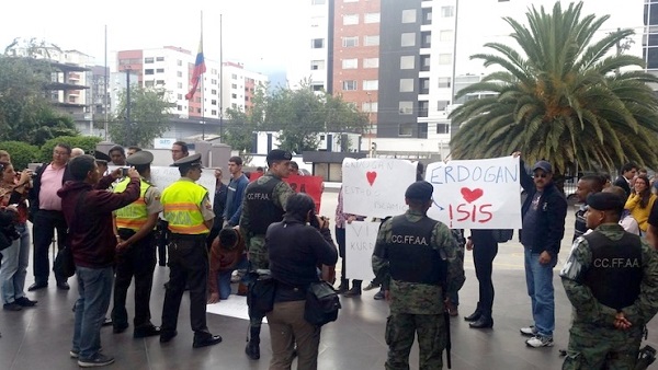Охрана Эрдогана избила протестующих в Эквадоре