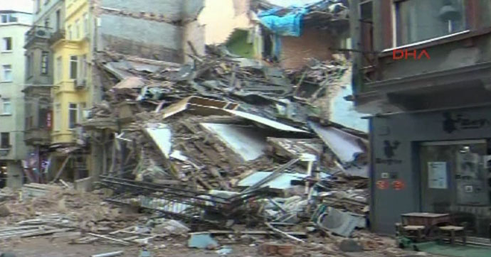 В центре Стамбула обрушилось 5-этажное здание