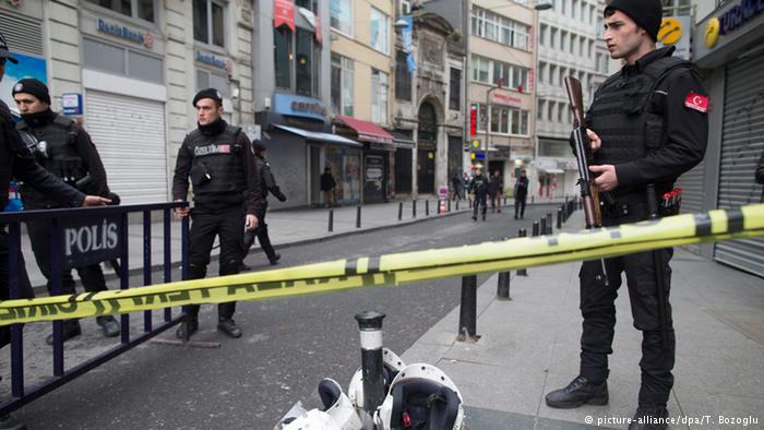 МИД ФРГ просит граждан не выходить из гостиниц