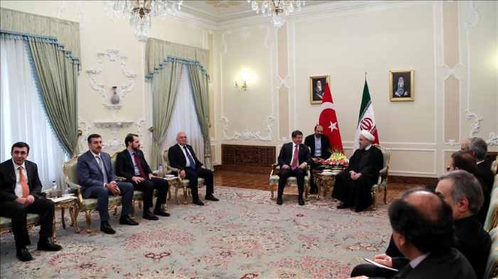 Давутоглу встретился с президентом и бизнесменами Ирана
