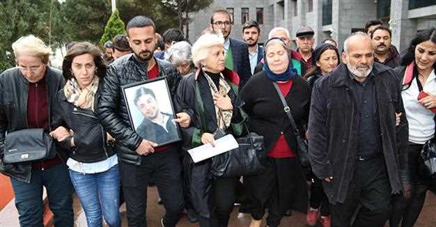 Полицейского приговорили к 13 годам за убийство демонстранта