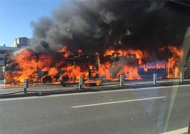 В Стамбуле загорелся метробус
