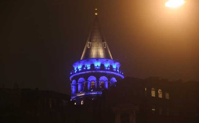 Стамбул окрасил проблему аутизма в синий цвет