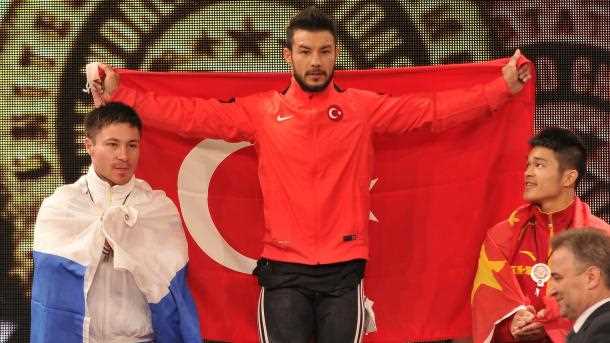 Турецкий тяжелоатлет взял 3 золотых медали