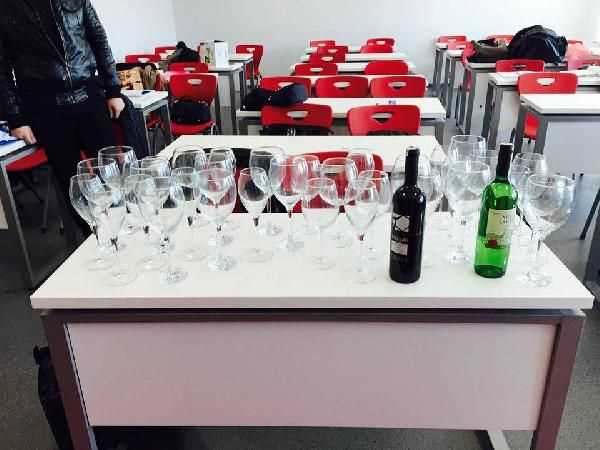 Вино стало причиной увольнения преподавателя