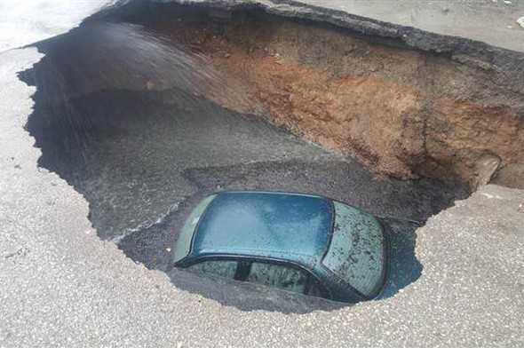 В Анкаре автомобиль ушел под землю