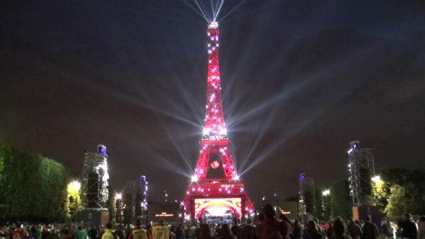 Эйфелева башня окрасилась в цвета турецкого флага