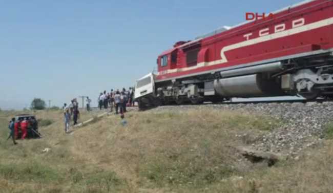 Поезд столкнулся с микроавтобусом: 9 погибших