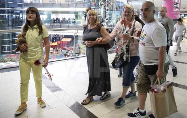 Первых туристов из России встретили цветами