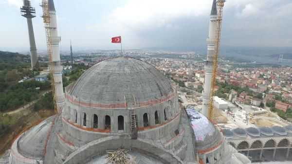 Турецкий флаг над куполом мечети Чамлыджа