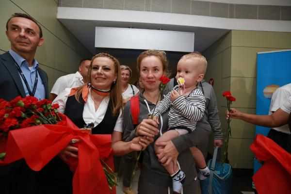 Первый российский чартер встретили цветами в Анталии