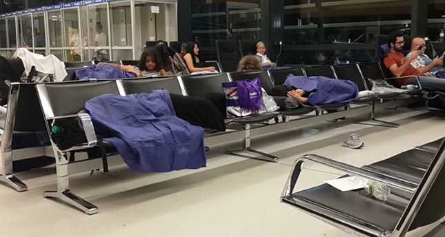 Турецким туристам пришлось ночевать в аэропорту Вены