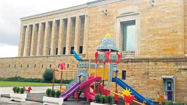 Протестующие требуют снести детскую площадку возле мавзолея Ататюрка