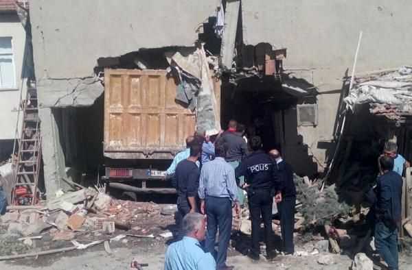 Грузовик врезался в дом, убив беременную женщину