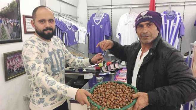 Попасть на стадион за килограмм орехов