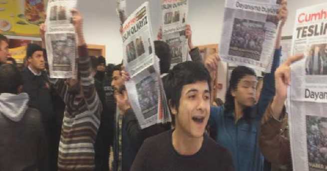 Студенты провели акцию в поддержку газеты Cumhuriyet