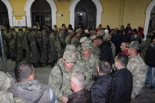 К сирийской границе движется все больше техники и военных