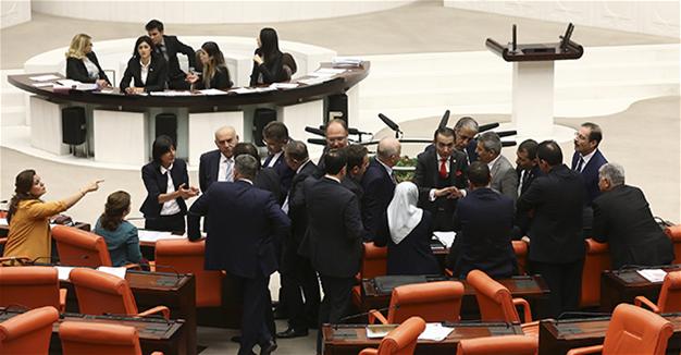 Закон о выборах вызвал драку в парламенте Турции
