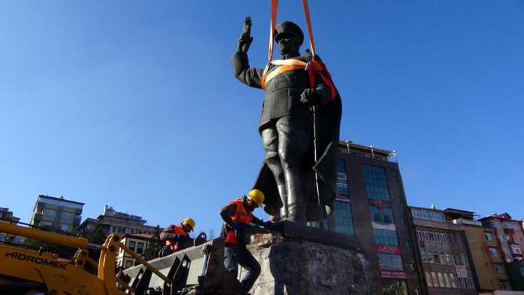 В Ризе с площади убрали памятник Ататюрку