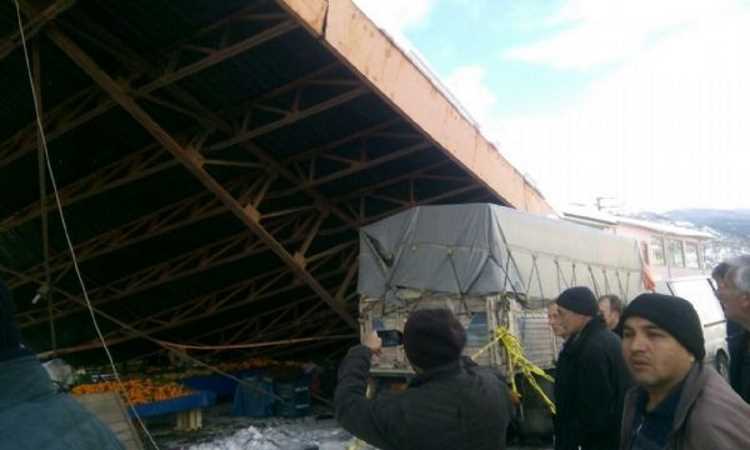 В Конье из-за снега обрушилась крыша базара