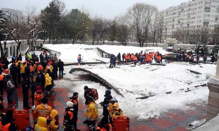 Снег стал причиной гибели 3 человек во время похорон