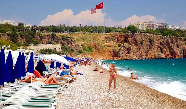 Турция не намерена принимать туристов из России в июне
