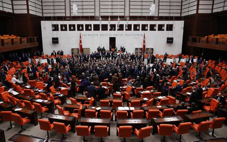 Парламент Турции в 5-й раз продлил режим ЧП