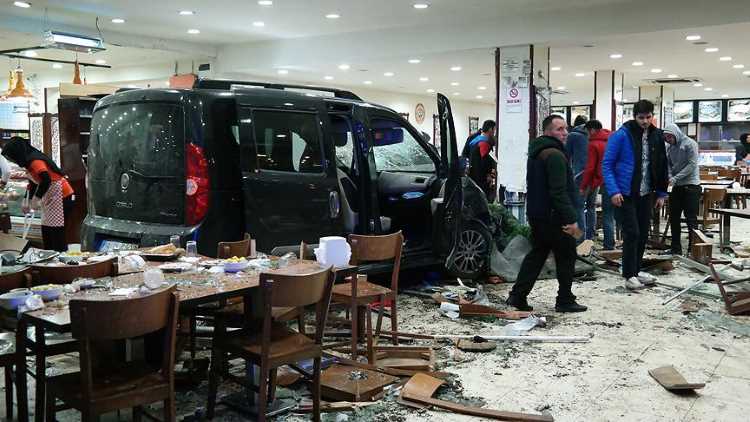 Автомобиль въехал в ресторан: 11 пострадавших