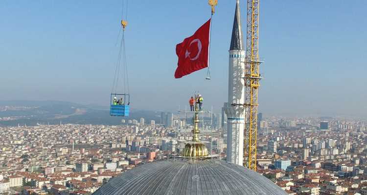 Крупнейший полумесяц в мире украсил мечеть Чамлыджа