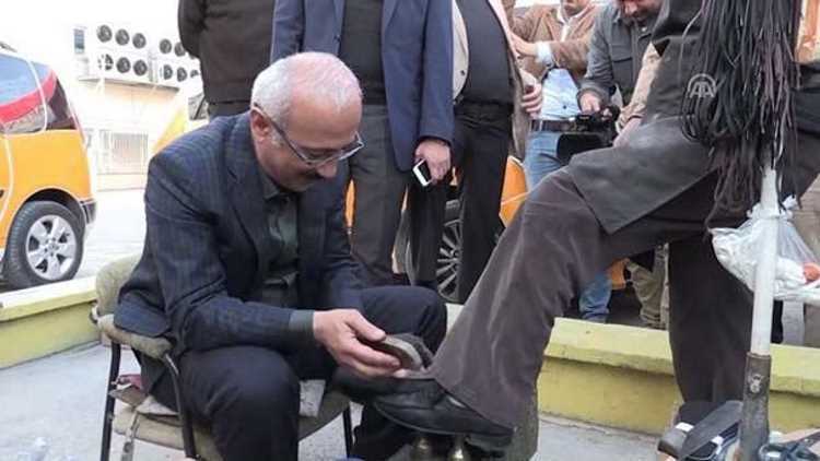 Министр попробовал себя в роли чистильщика обуви
