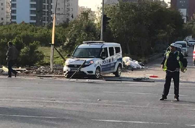В Мерсине совершено нападение на полицейскую машину