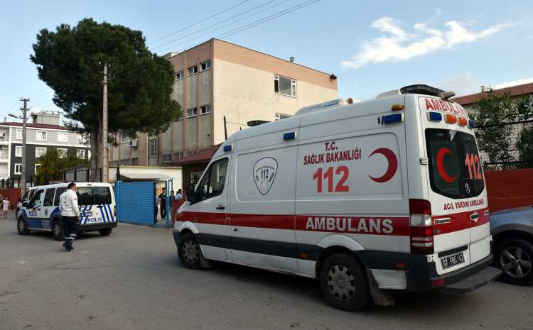 14 детей в Анталии отравились конфетами из мусорки