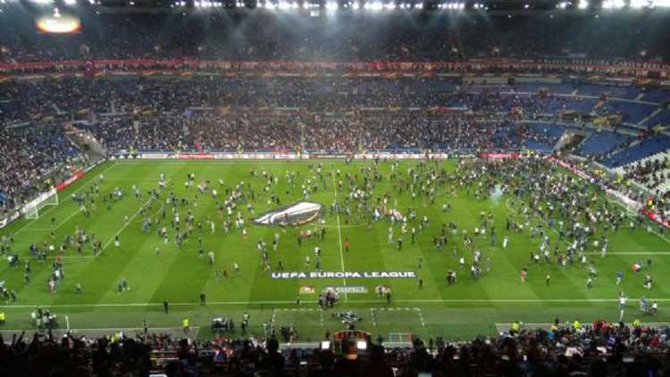 Матч «Бешикташа» с «Лионом» начался с беспорядков