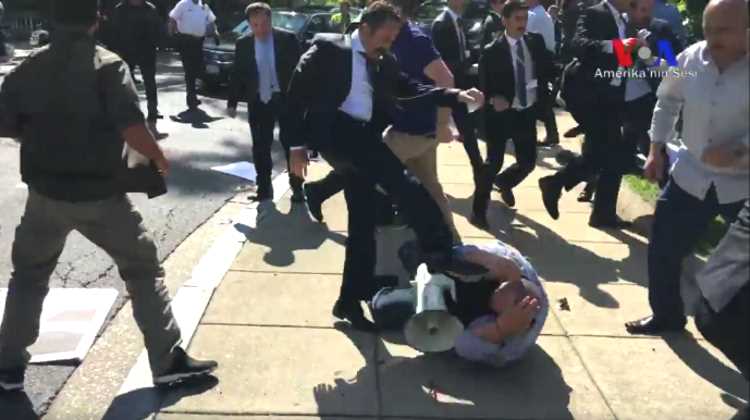 Охранники Эрдогана избили протестующих в Вашингтоне