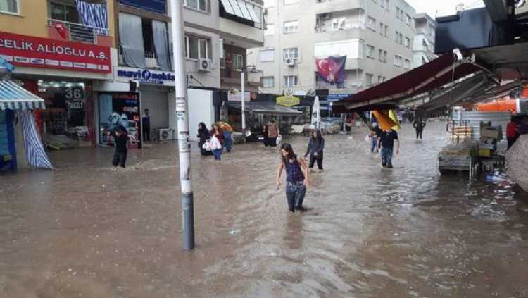 Измир пережил сильный ливень
