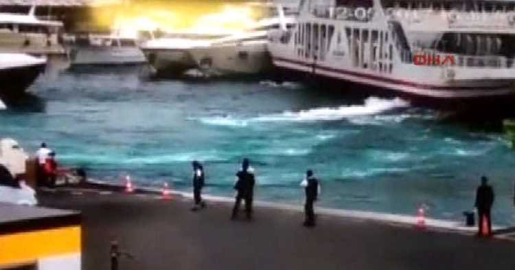 Паром на Босфоре протаранил многомиллионную яхту