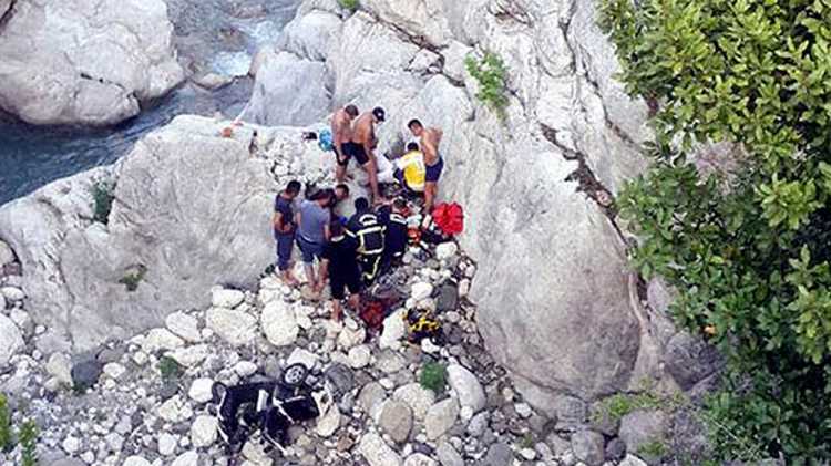 Российская туристка с сыном упали с 20-метровой высоты