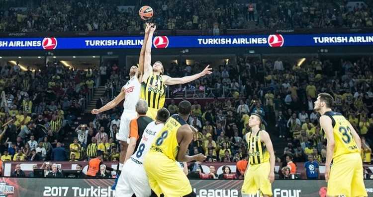 «Фенербахче» выигрывает и выходит на «Олимпиакос»