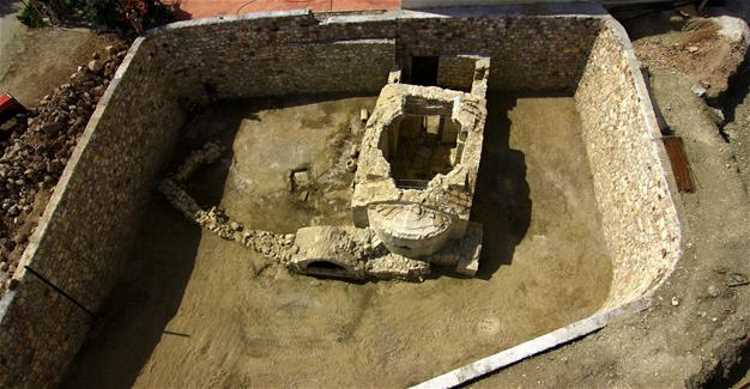 Воры унесли крест с 900-летней капеллы в Анталье