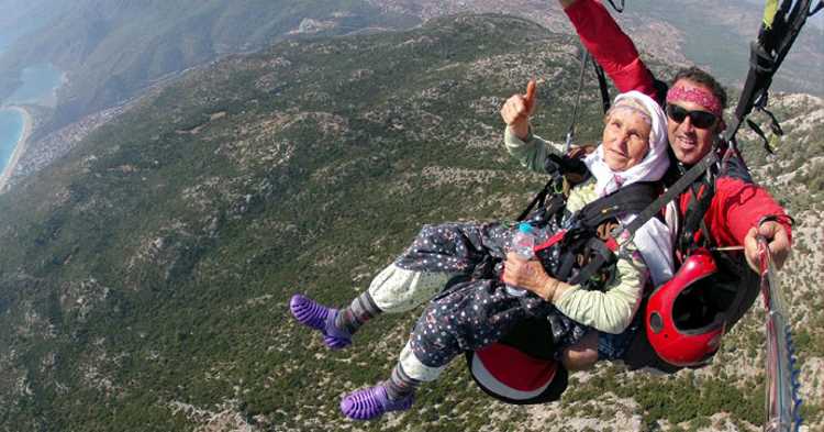 Внук прокатил 87-летнюю бабушку на парашюте