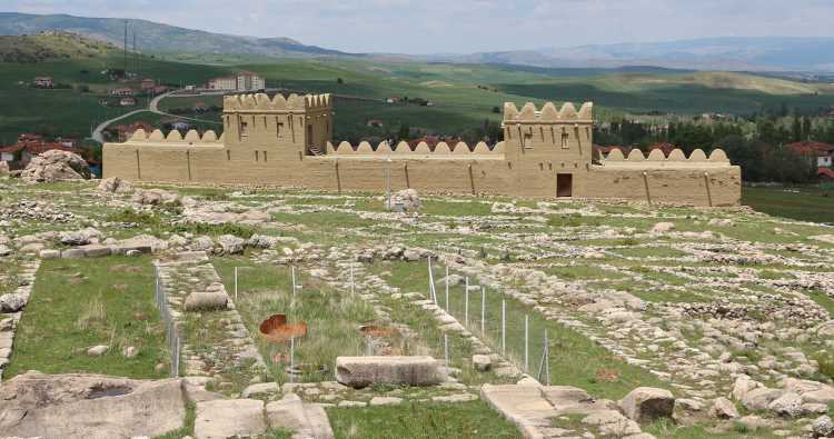 Туристы смогут пожить в 3500-летней деревне