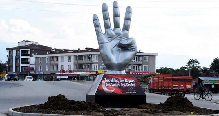 В Турции установили памятник жесту «Рабиа»