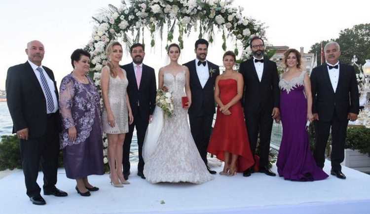 Бурак Озчивит и Фахрийе Эвджен сыграли свадьбу