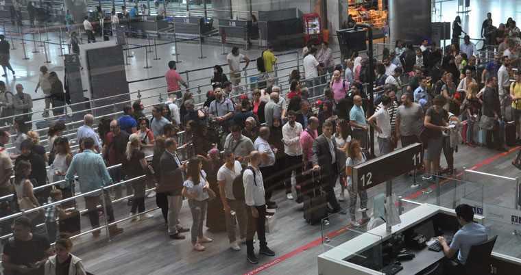 Турция стоит: очереди в аэропортах, пробки на дорогах