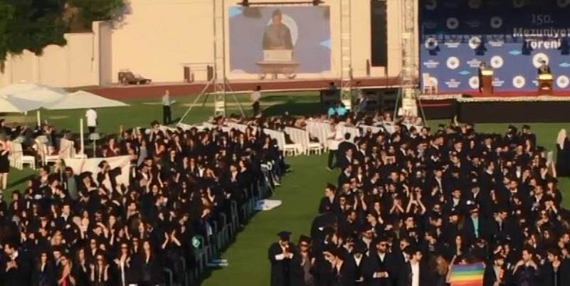 Выпускники показательно отвернулись от ректора университета