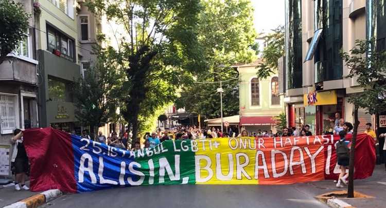 Гей-парад в Стамбуле: задержания, пули и слезоточивый газ