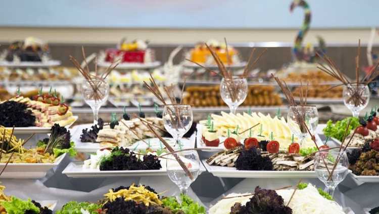 Министр призвал отельеров уменьшить порции еды